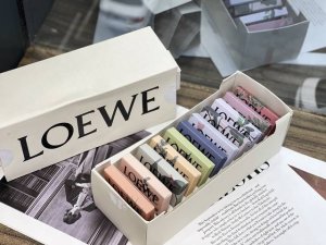 高端品质 罗意威香薰蜡烛片十一件套！1盒11片。罗意威香薰蜡片，可做固体香膏使用，绝美颜值，实力惊艳不得不说，罗意威真的太懂女孩子了，五彩缤纷的蜡烛香片，不管是