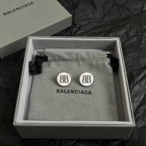 巴黎世家 Balenciaga 耳钉 简单大方 大牌金质感饱满 搭配衣服超好看
