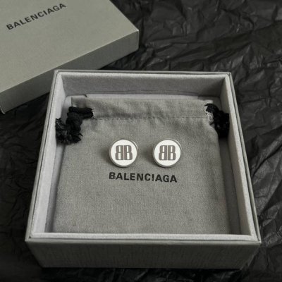 巴黎世家 Balenciaga 耳钉 简单大方 大牌金质感饱满 搭配衣服超好看