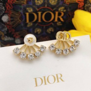编号Ded0139 dior 迪奥 七镶钻Cd珍珠耳钉 专柜新款上市 美得不要不要的 唯美 浪漫 人手必备款 火爆小红书 精选Zp一致材质 超 Nice