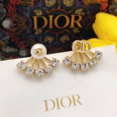 编号Ded0139 dior 迪奥 七镶钻Cd珍珠耳钉 专柜新款上市 美得不要不要的 唯美 浪漫 人手必备款 火爆小红书 精选Zp一致材质 超 Nice