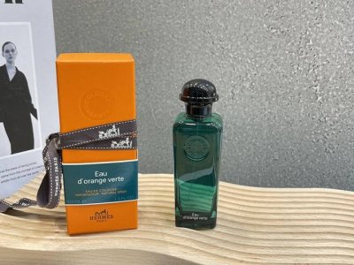 专柜品质 Hermes 爱马仕古龙系列香氛来袭 古龙香水系列尽显爱马仕风格的生活艺术 每款爱马仕古龙水均是一帧嗅觉快照 以丰富内涵展现简单轻松的自在畅意 爱马仕