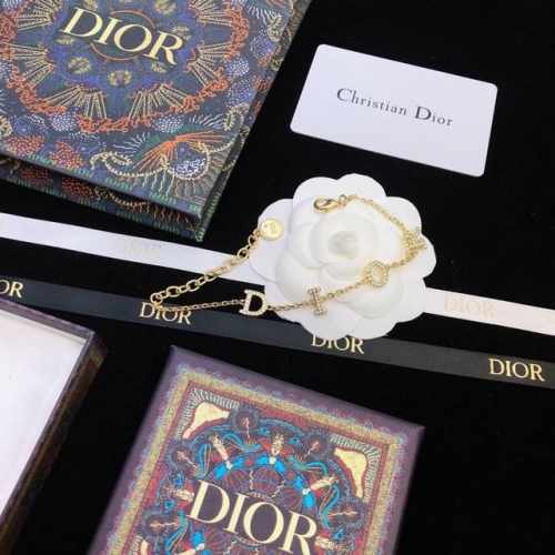 dior迪奥 经典热销款超火爆的一款项链重磅强烈推荐手链精美个性 金属质感超佳重工电镀同步专柜唯美时尚速速入手让你在这个夏天美起来送礼也不失高档送女朋友送闺蜜都