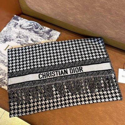Dior 千鸟格黑色 重磅推荐高品质Dior印花长巾围巾披肩两用，超级惊艳的一款！百分百保真！超唯美的一款正品订单，去年外贸工厂接到的订单，直接发往美国的，咱们
