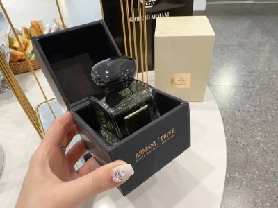 专柜品质 全新Armani privé 私藏高定香氛系列，最吸引我的两款香氛： Thé Yulong玉龙茶香 以及 Jasmin Kusamono和风茉莉 玉龙