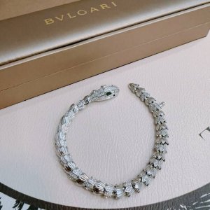 宝格丽手链V金材质。Bvlgari宝格丽 Divas‘ Dream 系列 品相完美，细节无敌，那种独特的色泽完全无可挑剔，再缀以经典指环外形设计，简约之余却又优