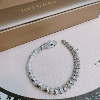 宝格丽手链V金材质。Bvlgari宝格丽 Divas‘ Dream 系列 品相完美，细节无敌，那种独特的色泽完全无可挑剔，再缀以经典指环外形设计，简约之余却又优