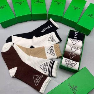 特 prada 普拉达新品长筒袜子 一盒五双 纯棉材质织造 提花经典标志 柔软舒适 大牌出街 潮人必备超好搭
