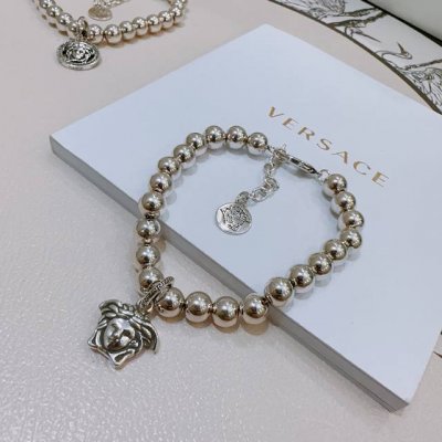 高品质范思哲手链美杜莎头像原单货专柜新款开模复古潮流时尚必备 男女均可佩戴 情侣款同款 摇滚朋克泰银风格 复古元素 潮流百搭 官网同款手链最新款链条档次更高明星