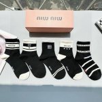 配包装 一盒五双 Miumiu 缪缪高品质超级爆款网红袜子Miu家官网同步字母中筒袜 Ins明星网红推荐火爆至极纯棉材质 轻薄柔软透气 四季通用 欧美大牌街头必