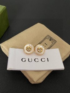 新款 古驰Gucci小耳钉简约百搭 低调奢华的小双C 经典耐看 精选原版一致黄铜材质搭配纯银针 小耳钉怎么搭配都可以