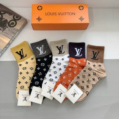 配包装 一盒5双 Lv 路易威登袜子 超火爆小单品 经典字母Logo中筒袜 个性时尚百搭款 你值得拥有哦精梳棉面料 超柔软材质 舒适透气 时尚百搭款