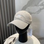 balenciaga巴黎世家新款刺绣Logo棒球帽 很酷的色系 男女佩戴都有不同Style 第一批抢先出货 巴黎粉必入款