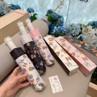 Chanel 香奈儿 玫瑰花头手柄 三折自动折叠晴雨伞 阻隔99%直射伞面的紫外线 杜绝夏季晒伤 清爽出行 选用铝合金+玻纤 抗风雨性能佳 简单方便 展现档次与