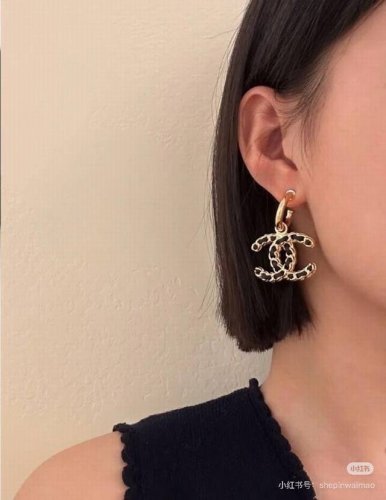 香奈儿--穿皮双C耳钩 Zp8580，最新系列强烈来袭经典的穿皮系列酷帅不羁中带着复古经典感浓金色经典的双Clogo搭配穿皮跟链条的混搭设计，一如既往的高级，手