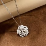 A0029 经典 山茶花 镂空项链 Bouton De Camelia 系列 依然以标志性的 山茶花 为灵感 由三层圆润的钻石花瓣簇拥构成完整的 山茶花 项链