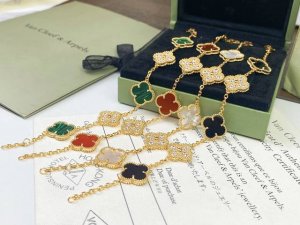 vca梵克雅宝 黑玛瑙 红玛瑙 白贝母 孔雀石 带钻五花手链使用微镶工艺，使得每个带钻四叶草吊坠非常有质感，特别闪亮正 间隔搭配宝石设计 更显时尚