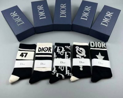 特 Dior 迪奥D家新品女款中筒袜子 一盒五双 纯棉材质 上脚柔软舒适 满满的老花经典Logo 炒鸡Nice大牌出街 潮人必备超好搭