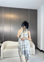 上新2003香奈儿重磅推荐 字母标志 太美了火爆n年的格子，人人都喜欢时潮人都有好几条香奶奶围巾放在衣橱，换条围巾就足够让你有焕然一新的感觉。高端品质，不同折叠