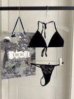 Dior分体比基尼丁字裤 夏天快到啦 这件泳衣太绝了 上身超A 又纯又欲非常高级 泳衣外穿太了 怎么穿怎么好看海边度假 超级出片 哈哈哈今天做辣妹~~ 码数 S