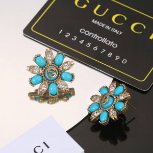 Gucci双G古驰耳钉耳夹 作为品牌的标志性元素，运用品牌首字母以别致的方式呈现。金色效果金属标识与白色玻璃珍珠边框相得益彰，令整款设计更显精致典雅的气息。融合