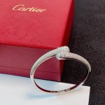 cartier 卡地亚官网最新发布 火爆满钻钉子镶钻手镯进口精工保色18K高端定制顶级工艺 专柜Logo刻字清晰 360度无死角 全新的窄版设计 更显精致 如此