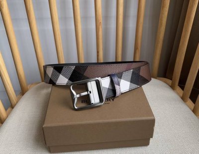 新款 Burberry 巴宝莉专柜同步上新双面两用的意大利制腰带 选用格纹环保帆布精制而成 反面采用光滑皮革 搭配镀钯金专属标识图案饰牌搭扣 宽:3.5Cm 精