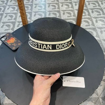 dior迪奥 新款大牌盆帽草帽 夏天海边首选～ 新款材质编织而成～质感满分 Dior迪奥 新款大牌盆帽草帽 夏天海边首选～ 新款材质编织而成～质感满分