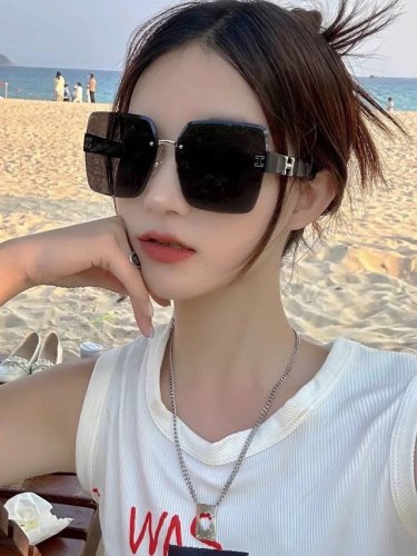 爱马仕 经典的方框设计，不挑脸型，无论搭配大衣还是连衣裙都非常显气质镜片预防紫外线 型号：H2101
