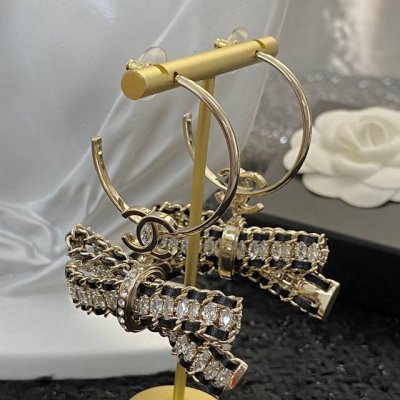 香奈儿耳钉热销款爆上新 一致Zp Chan 23 穿皮水钻黑皮蝴蝶结耳圈耳环 华丽精致又重工，时髦复古夸张