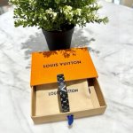 配图片原版包装 louis Vuitton官网M8085E Lv Iconic 手镯 本款 Lv Iconic 手镯手环为品牌再塑经典 莹泽金属件点缀 Lv 字