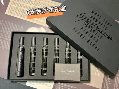 专柜品质 暗黑美学 山本耀司沙龙香水礼盒 黑色是一种最有态度的颜色 一盒始于颜值，忠于味道的香水 小众香水，味道无性别 谁喷谁迷糊 暗黑系高级沙龙香水限定套装