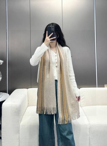 上新！ 年男女同款，百分百纯羊绒 Loewe 罗意微 同步专柜，高端羊绒针织围巾！ 可正式，可随意，非常Classical的设计。这款织法比较难，又很费纱线，工