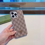 古驰Gucci经典老花壳，金属标油边手机壳，官网同步发售 Iphone16系列更新 Iphone16Pro Max 6.9 Iphone16Pro。 6.3 I