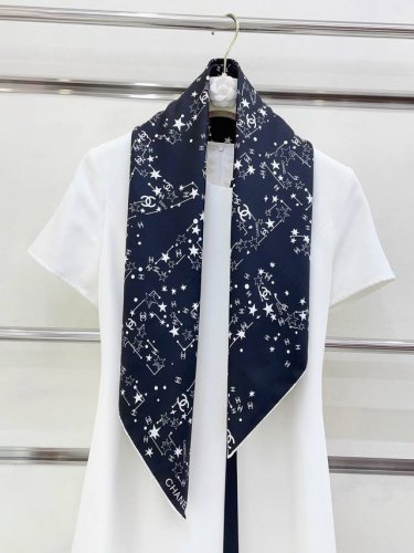 18姆米 双面同色 新款小香 星空组合 美翻了[流泪]御用殿堂级极品经典元素图案设计风格美丽至极 真的 上身极为衬肤色 百搭 好看不好看自己看吧 尺寸90X90