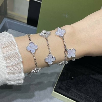 V金材质 Vca天然紫玉髓间隔钻五花四叶草手链非常仙气 温柔 浅透的紫玉髓 非常小清新 新春必备 在灯光暗的地方像是暗灰色 亮光下反光像白色 正常光线又有点偏蓝