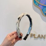 配包装 Prada 普拉达 新款潮流珍珠发箍。气质女神必备单品。非常百搭，时尚潮流， 戴上它满满的高大上。
