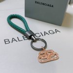 新品发布 巴黎世家包包挂饰钥匙扣 巴黎世家钥匙扣 最新款包包挂饰档次更高明星同款 经典款联名设计理念钥匙扣系列 细节对版做旧处理 非市面亮面版型 这款一直在出