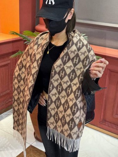 爱马仕巴黎时装展商务男士女士羊绒围巾代工厂P臻选上乘的超细羊绒纤维 进行纯手工精梳处理 耗时耗力 再以清泉水浸泡涤荡 使羊绒纤维呈现出独特的蓬松质感 手感才如此