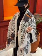 会发光发亮的围巾2025开春新款限定系列爆款到啦Lv原单正品。早秋主打款。佩戴Le Tout Paris长巾Lv箱包和底部的标识丰富细节，更富女性魅力。真正的殿