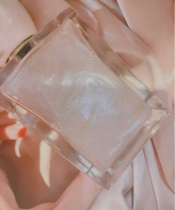 专柜品质 仙女本仙Armani阿玛尼苏州牡丹粉色流沙香100Ml 第一眼看到这款香水的时候就被她的样子迷住了 粉色Blingbling的闪光流沙真的是完全捕获了