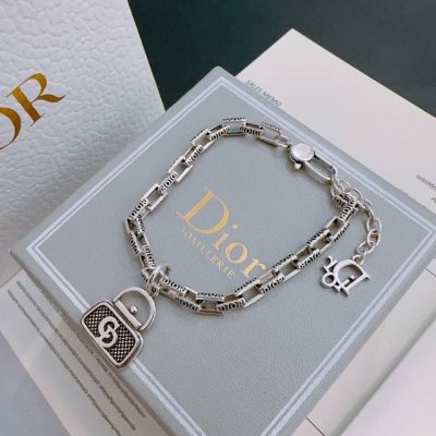 Dior新款高品质迪奥手链原单货专柜新款开模复古潮流时尚必备 男女均可佩戴 情侣款同款 摇滚朋克泰银风格 复古元素 潮流百搭 官网同款项链最新款链条档次更高明星