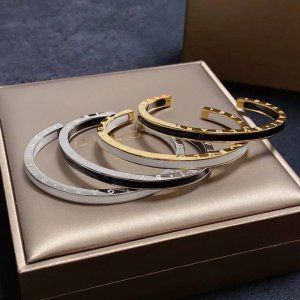 宝格丽Bvlgari高品质中性款开口手镯，非常百搭的一款14K精钢保色材质厚镀厚金。完美镶钻精心打磨，与金属边完美契合！充满诱惑和迷人的感性，钻石的璀璨奢华，呈