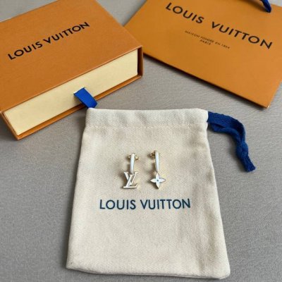 新款原单货Lv 耳钉Louis Vuitton 路易威登 耳钉专柜一致材质 火爆款出货 设计独特 复古前卫 男神、美女必备。