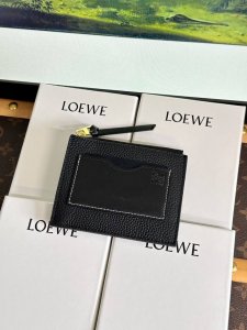 120 黑色6色现货 Loewe罗意威斜挎零钱包卡包 超级方便的一款小号零钱包卡包 一个拉链格 放卡片 零钱等～小巧便携，外观好看 尺寸 12×10Cm