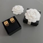 我们出品 香Vintage编织弯弯耳环 非常推荐 Ch Nel Vintage系列 流行稍纵即逝 风格永存 这就是Vintage的魅力 可遇而不可求这句话用在C