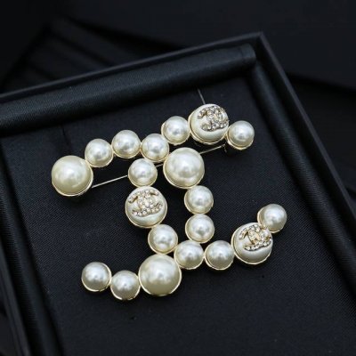 chanel 经典珍珠双C胸针 珍珠双C 胸针 能够充分地露出特色。 时尚达人辨识度极高 让整体拥有重点的造型感超精致