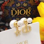 编号Ded0233 迪奥Dior 原单新品 微镶钻Cd大小珍珠星星耳钉 高端品质 专柜1:1开模 专柜原版同黄铜材质 高级925银针防过敏处理 Cnc精雕刻 细