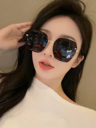 Gucci 2025开春新款 马鞍扣镜腿系列墨镜，优雅方框太阳镜各路网红纷纷带起气场满分 俏皮甜美.上脸效果更佳.金属质感超好 型号：G5826