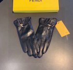 芬迪Fendi2025秋冬波浪纹原版五金一级羊皮手套手机触屏 值得对比同款不同品质 秒杀市场差产品 进口一级羊皮内里加绒 经典不过时款.喜欢可以入手了 这种品质